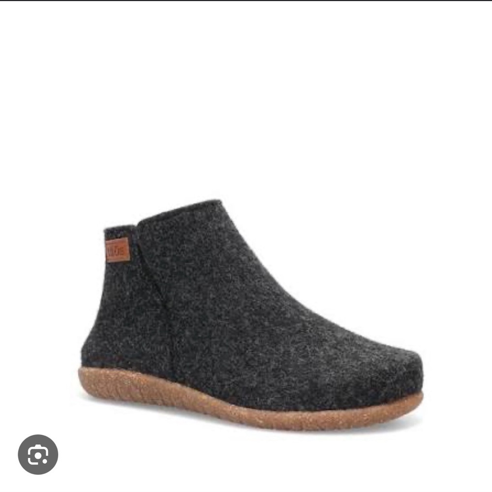 Taos Footwear Gray Ankle Boots
